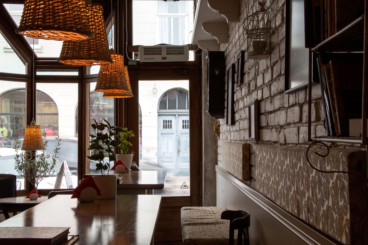 Éclairage dans les cafés : créer une atmosphère accueillante pour les clients